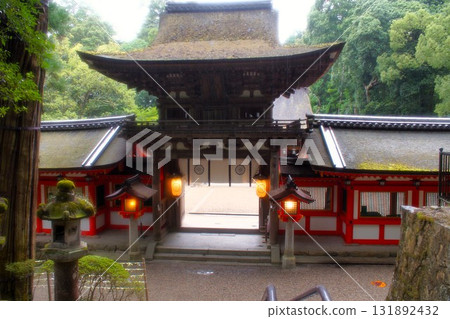 Scenery of the Yamanobe-no-michi road: Isonokami Shrine gate Scenery of the Yamanobe-no-michi road: Isonokami Shrine gate 131892432