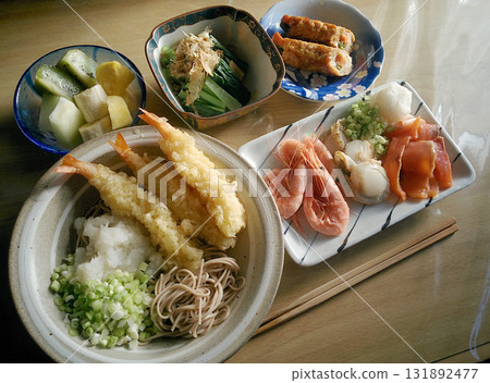 天婦羅：日式經典料理－扎魯蕎麥麵和什錦天婦羅套餐（配小菜和甜點） 131892477