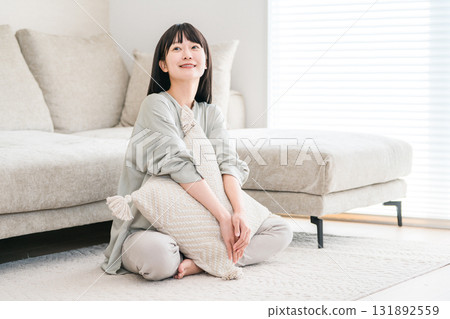在家的客廳裡微笑的年輕亞洲女性放鬆 131892559