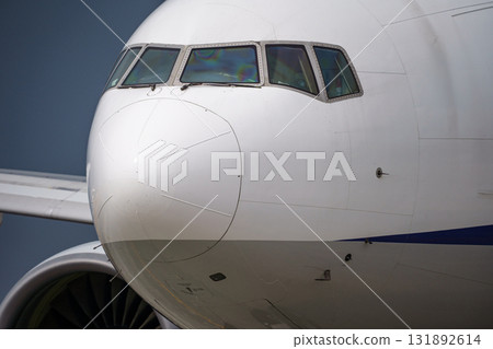 飛機駛向跑道 131892614