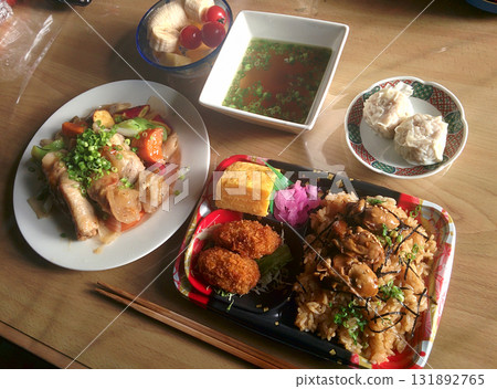 車站便當風格的冬季牡蠣便當，以牡蠣飯和炸牡蠣為特色（配有配菜盤和中式湯） 131892765