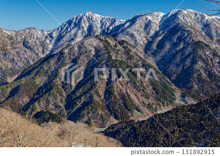 Mt. Fudonomine and Mt. Hirugatake seen from the Nabewari Ridge in early spring Mt. Fudonomine and Mt. Hirugatake seen from the Nabewari Ridge in early spring 131892915