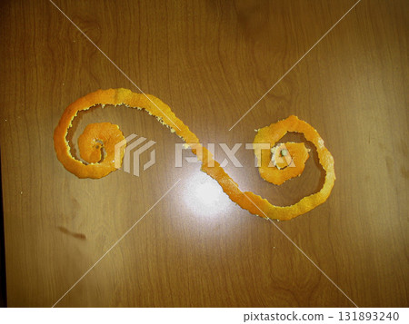 Peeling mandarin oranges Peeling mandarin oranges 131893240