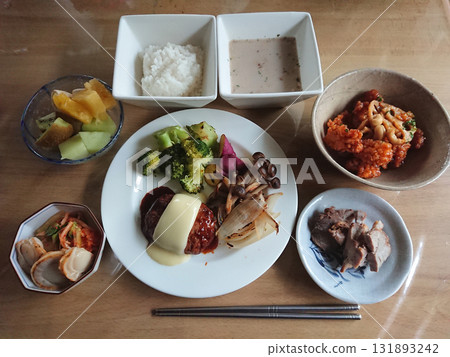 歐式套餐範例:漢堡牛排配上乳酪,附小碗、小盤和甜點碗 歐式套餐範例:漢堡牛排配上乳酪,附小碗、小盤和甜點碗 131893242