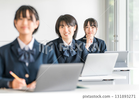 使用平板電腦、電腦等數位設備上課的小學、國中、高中學生（ICT教育、電子學習） 131893271