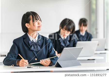 使用平板電腦、電腦等數位設備上課的小學、國中、高中學生（ICT教育、電子學習） 131893277