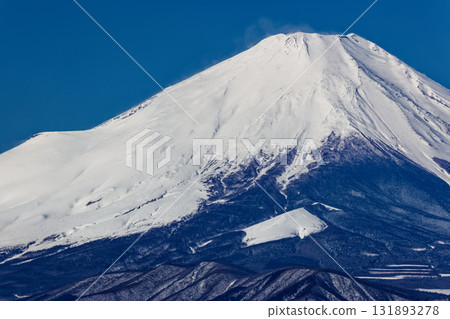 初春時節，從丹澤鍋割山頂眺望富士山 131893278
