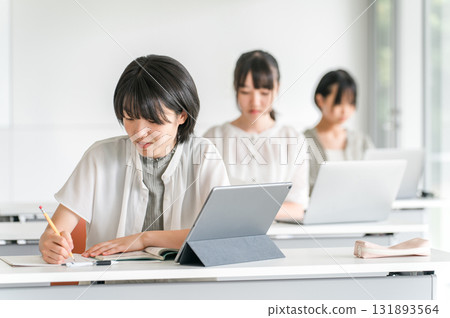 小學生在補習班/課外補習班/上課/暑期班學習(教育) 小學生在補習班/課外補習班/上課/暑期班學習(教育) 131893564