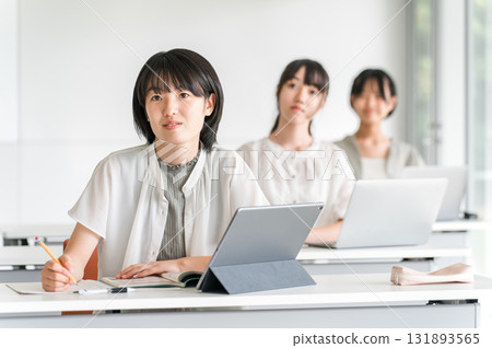 小學生在補習班/課外補習班/上課/暑期班學習(教育) 小學生在補習班/課外補習班/上課/暑期班學習(教育) 131893565