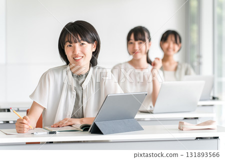 小學生在補習班/課外補習班/上課/暑期班學習(教育) 小學生在補習班/課外補習班/上課/暑期班學習(教育) 131893566