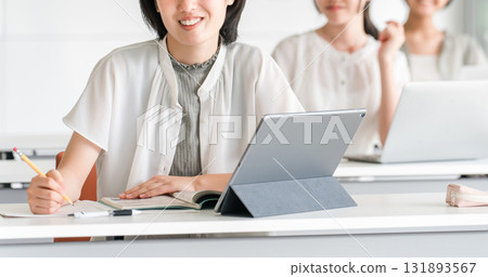小學生在補習班/課外補習班/上課/暑期班學習(教育) 小學生在補習班/課外補習班/上課/暑期班學習(教育) 131893567