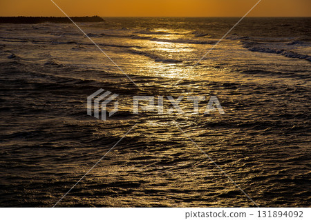 海岸線在金黃色餘暉中的寧靜與壯闊 131894092