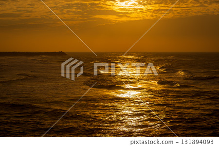 海岸線在金黃色餘暉中的寧靜與壯闊 131894093