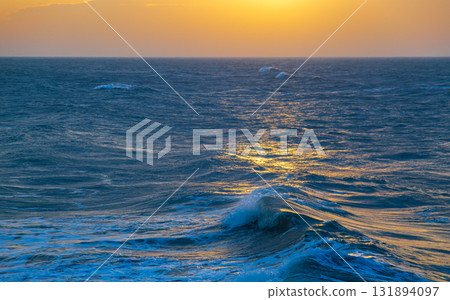 海岸線在金黃色餘暉中的寧靜與壯闊 131894097