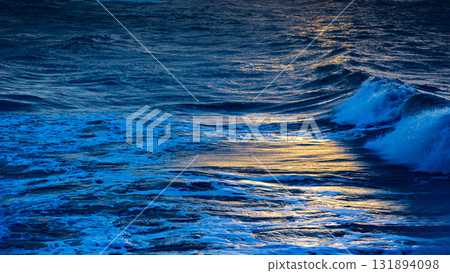 海岸線在金黃色餘暉中的寧靜與壯闊 海岸線在金黃色餘暉中的寧靜與壯闊 131894098