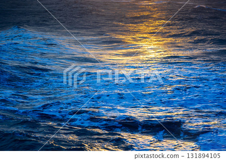 海岸線在金黃色餘暉中的寧靜與壯闊 海岸線在金黃色餘暉中的寧靜與壯闊 131894105