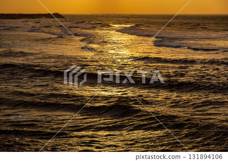 海岸線在金黃色餘暉中的寧靜與壯闊 海岸線在金黃色餘暉中的寧靜與壯闊 131894106