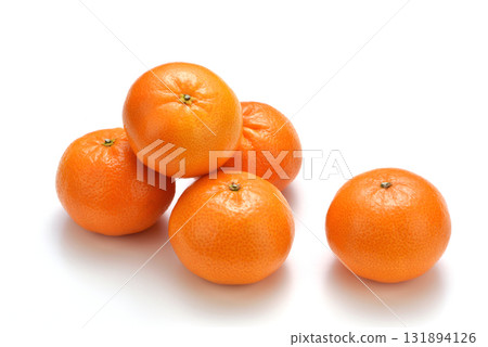 Studio shot of delicious juicy oranges Studio shot of delicious juicy oranges 131894126