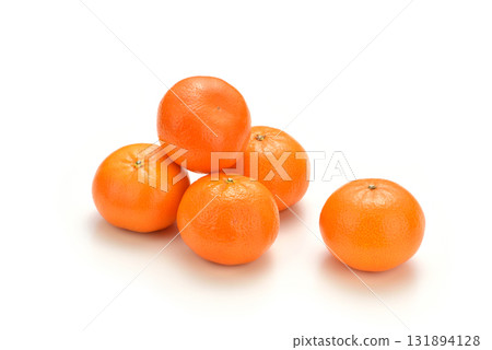 攝影棚拍攝美味多汁的橘子 攝影棚拍攝美味多汁的橘子 131894128