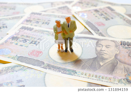 一對老年夫婦思考金錢的形象 131894159
