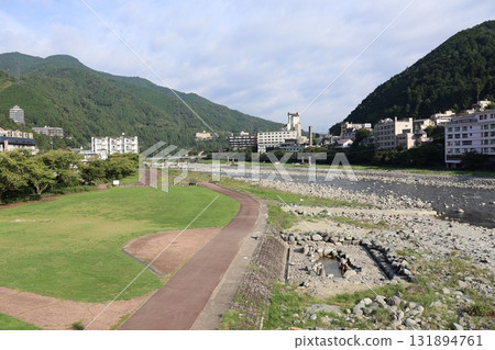 從下呂大橋眺望下呂溫泉、飛驒川 從下呂大橋眺望下呂溫泉、飛驒川 131894761