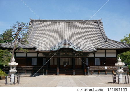 Kenchu-ji Temple - Kasuga lanterns on the main hall and approach Kenchu-ji Temple - Kasuga lanterns on the main hall and approach 131895165