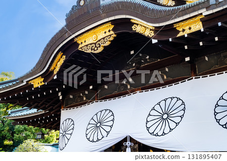 東京靖國神社：參拜殿和櫻花 131895407