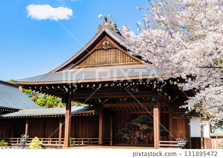 東京靖國神社:能劇場和櫻花 東京靖國神社:能劇場和櫻花 131895472