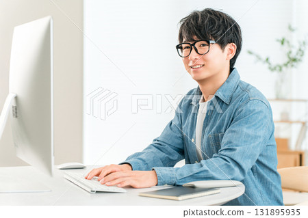 A man using a computer at home to telework, online seminar, side job, video editing 131895935