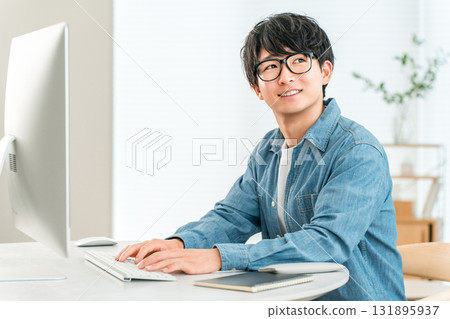 A man using a computer at home to telework, online seminar, side job, video editing 131895937