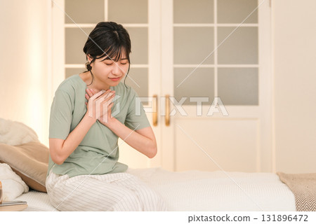 一名婦女在床上突然出現胸痛（疼痛、發作、心肌梗塞、心臟病發作、心悸、心絞痛） 131896472