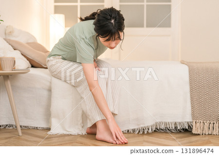 晚上在臥室裡患腳趾疼痛的年輕亞洲女性 131896474