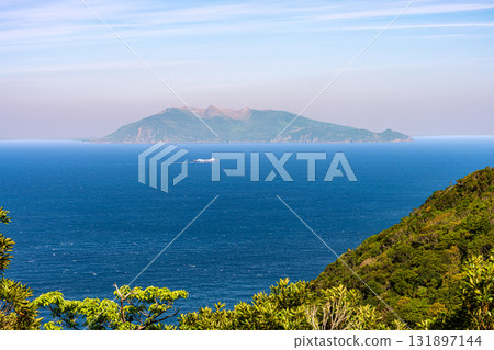 口永良部島和從世界自然遺產屋久島出發的渡輪,綠意盎然 口永良部島和從世界自然遺產屋久島出發的渡輪,綠意盎然 131897144