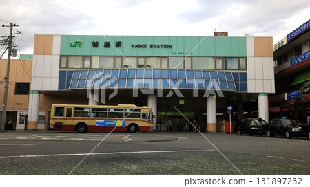JR橫濱線鴨井站南口,車站前有環形交叉路口,設有巴士站及計程車站 JR橫濱線鴨井站南口,車站前有環形交叉路口,設有巴士站及計程車站 131897232