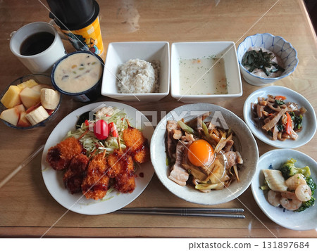 Kushikatsu An example of a set meal featuring sauced pork cutlet, kushikatsu, and kushiage (select your favorite side dish) 131897684