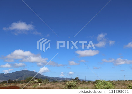 夏威夷瓦胡島上的紅土和山脈的自然景觀 131898051