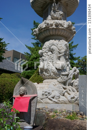 建中寺地藏菩薩像與龍捲奧之院春日燈籠 建中寺地藏菩薩像與龍捲奧之院春日燈籠 131898434