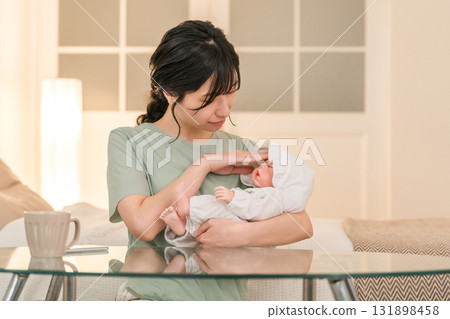 臥室，母親抱著嬰兒在臥室（體溫，發燒，發燒，擔心） 131898458