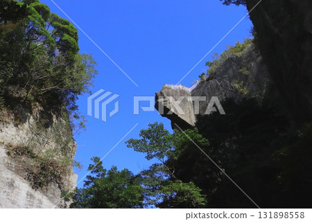 窺視地獄的岩石（千葉縣鋸南町鋸山日本寺） 131898558