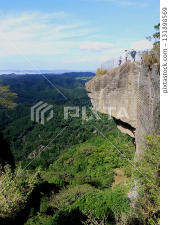 窺視地獄的岩石（日本千葉縣鋸南町鋸山上的寺廟，垂直構圖） 131898569
