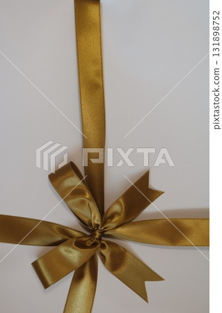 繫著金絲帶的禮物圖片 繫著金絲帶的禮物圖片 131898752
