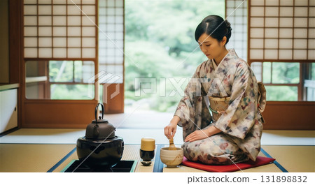 身著和服的日本女子體驗茶道 131898832