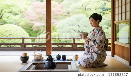 身著和服的日本女子體驗茶道 131898837