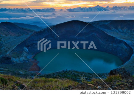 黎明時的藏王禦釜火山口 黎明時的藏王禦釜火山口 131899002