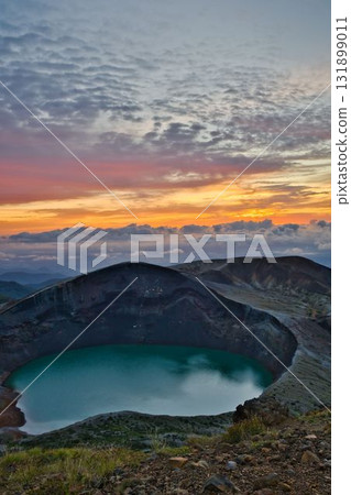 黎明時的藏王禦釜火山口 黎明時的藏王禦釜火山口 131899011