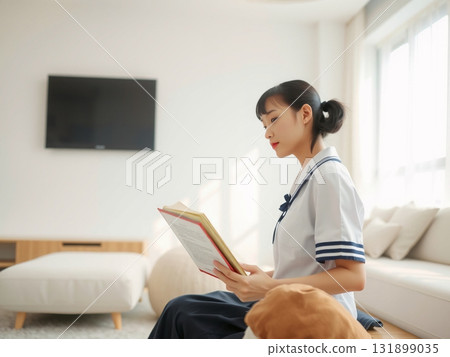 A female student who loves reading 131899035