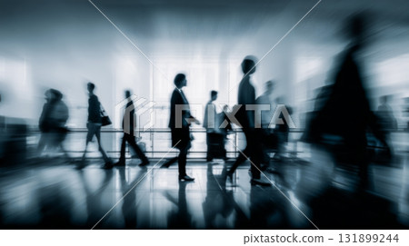 一群行走在光影中的身影 131899244