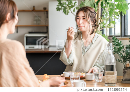 一位女士與她的女性朋友和媽媽朋友一起享用美味的午餐(女孩之夜) 一位女士與她的女性朋友和媽媽朋友一起享用美味的午餐(女孩之夜) 131899254
