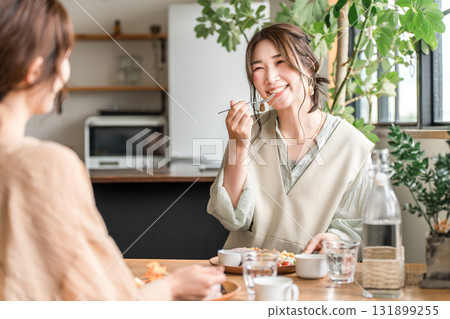 A woman eating a delicious lunch with her female friends (girls' gathering) 131899255