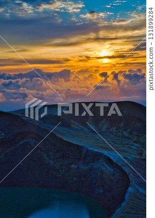 黎明時的藏王禦釜火山口 131899284